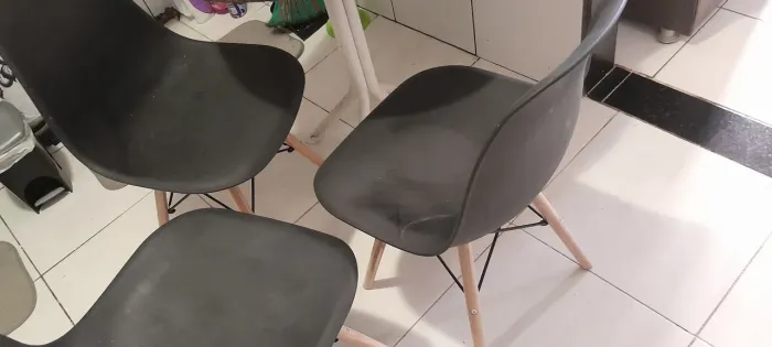  3 Cadeira eiffell nova pouco dias de uso por 200,0 reas motivo de venda mudança 