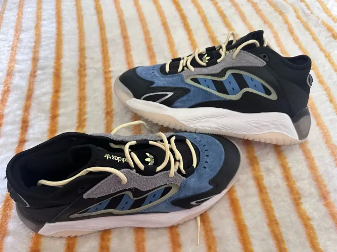 Tênis adidas