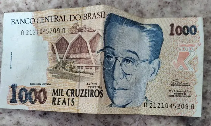 Cédulas de Cruzeiro 1.000, 50.000, 100.000 e 500.000 com carimbo 500 cruzeiros reais