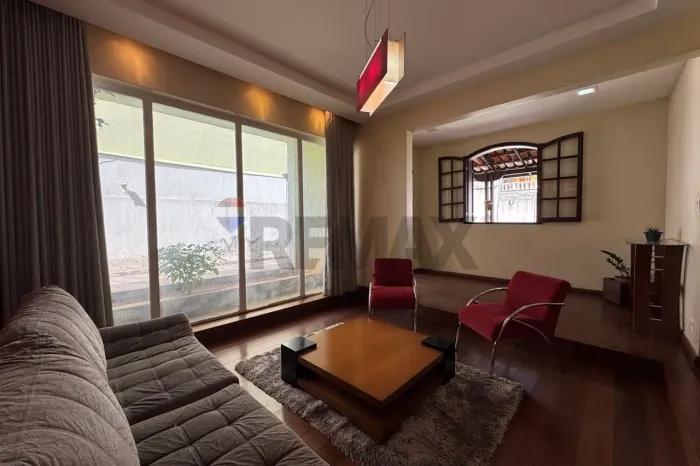 CASA 4 QUARTOS, 8 VAGAS, 200 m² ÁREA CONSTRUÍDA EM LOCALIZAÇÃO PRIVILEGIADA NO BAIRRO TUPI