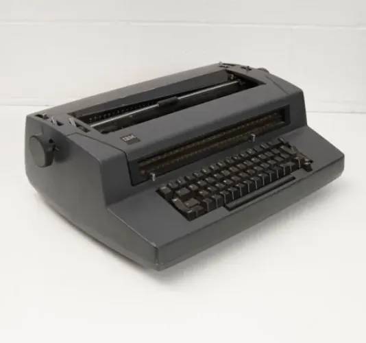 Máquina de escrever elétrica IBM usada funcionando perfeitamente