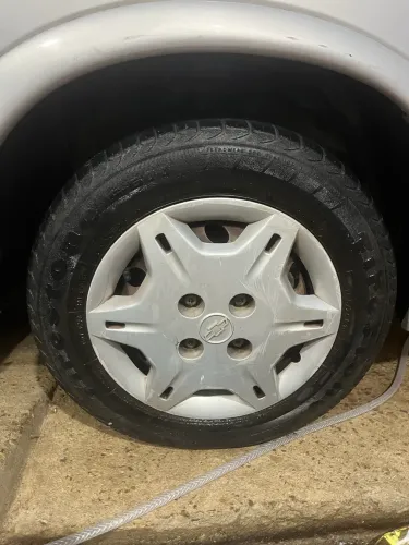 Troco 4 rodas de ferro aro13 mais 2 pneus seminovos 