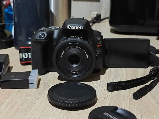 Câmera Canon SL2 com lente 24mm F2.8 Com apenas 8 mil cliques!