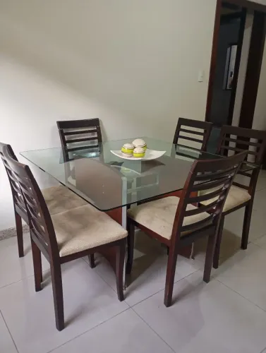 Conjunto sala de jantar: mesa 6 cadeiras e buffet em MADEIRA MACIÇA
