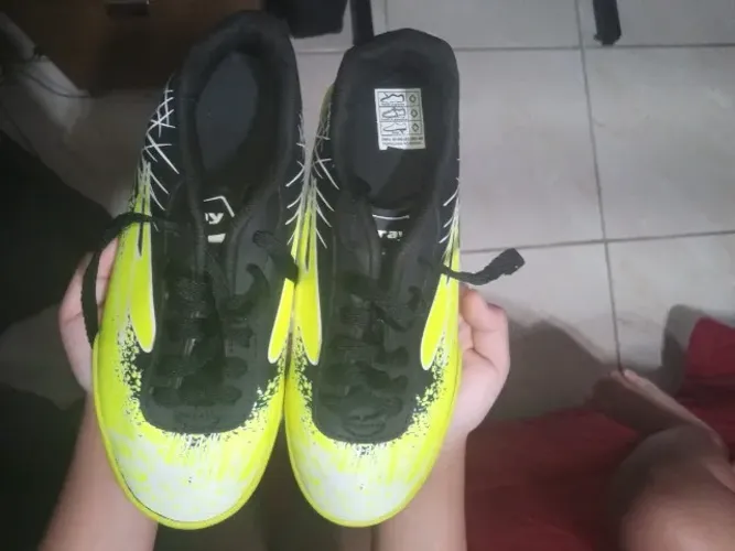 Tênis de futebol infantil , novo, nunca foi usado 