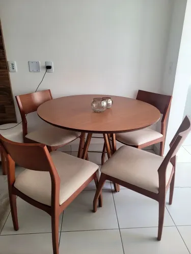 Vendo mesa com cadeiras 3 meses de uso marca RUDNIK