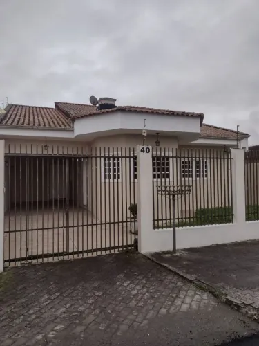 Casa com 3 quartos, suíte, escritório e espaço de lazer em Paranaguá - PR ? R$ 650.000