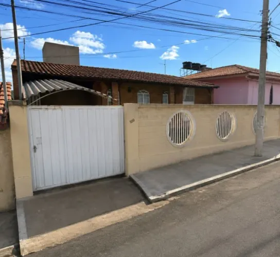Vendo uma casa próximo a belo Horizonte e 25 km do aeroporto de Confins mg com 3 quartos