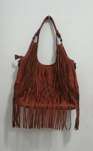 Bolsa de couro com franjas marrom
