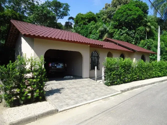 CASA NO CENTRO DE BRUSQUE COM 20m DE FRENTE, EM RUA SEM SAÍDA, E CERCADA POR VEGETAÇÃO.