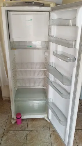 Geldeira semi-nova