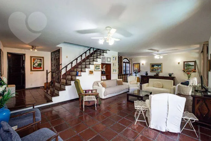 Excelente casa em Itacoatiara, cercada por um belo jardim com piscina, churrasqueira, pert