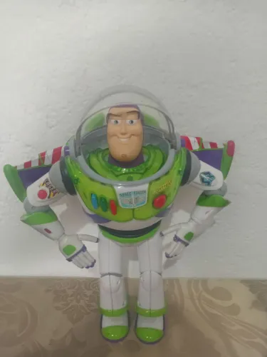 Boneco Buzz fala em português