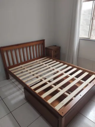 Cama Casal Inglesa com Dois Gavetões em Madeira Maciça