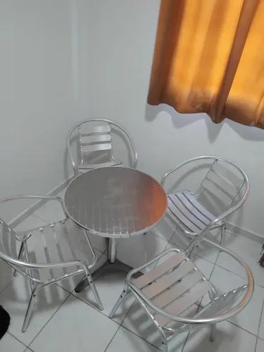 Mesa de ferro com 4 cadeiras - novinha