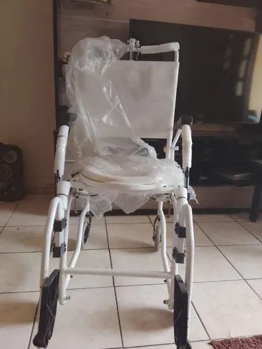 Vendo essa cadeira de rodas e banho