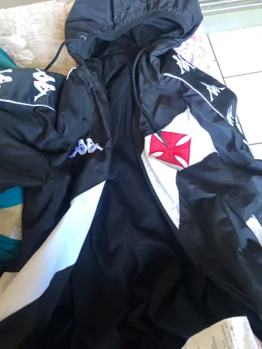 Jaqueta Vasco,nos desgalhes eh descosturado não rasgado.