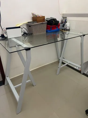 Mesa de Vidro Temperado com Pés Estilo Cavalete Branco | Home Office / Estudos