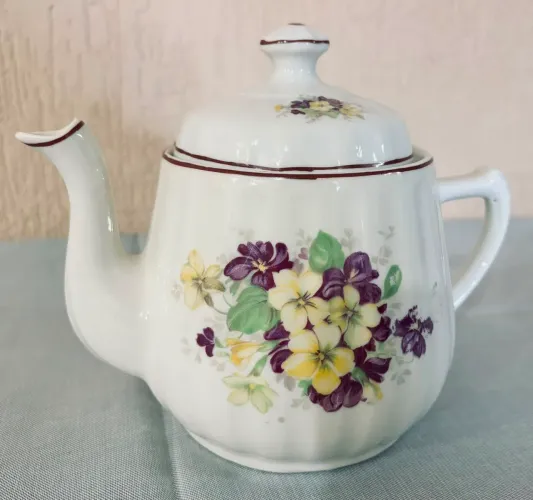 Bule Em Porcelana Canelada Rami - Floral Roxo E Amarelo