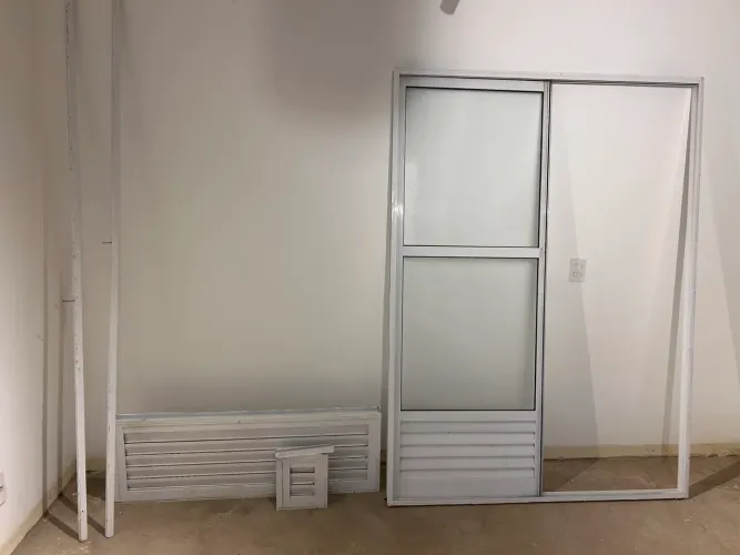 Porta de Correr Alumínio Branco com Vidro Boreal e Veneziana - Completa