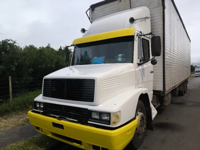 Caminhão truk baú Mercedes 1218