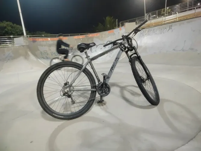 Bike aro 29, com freios a disco hidráulico, suspenção com trava, selin confortável.