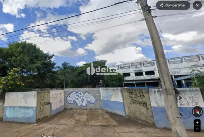 Área disponível para venda no bairro Osvaldo Rezende em Uberlândia-MG