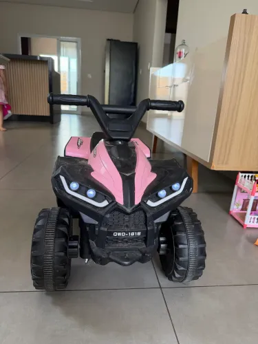 Quadriciclo elétrico  infantil rosa 