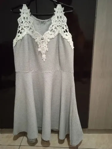 Vestido com decote bordado