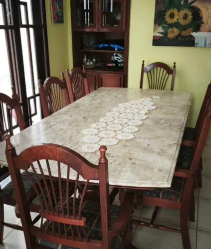 Mesa de madeira maciça com tampo de mármore travertino 