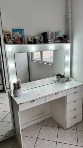 Penteadeira branca com espelho e iluminação