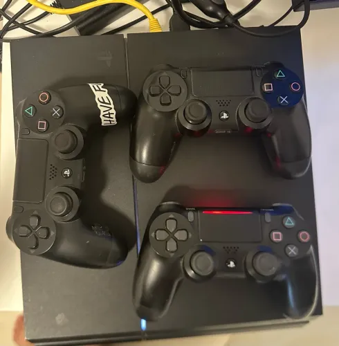 Play Station 4 500 gb 3 controles 4 jogos