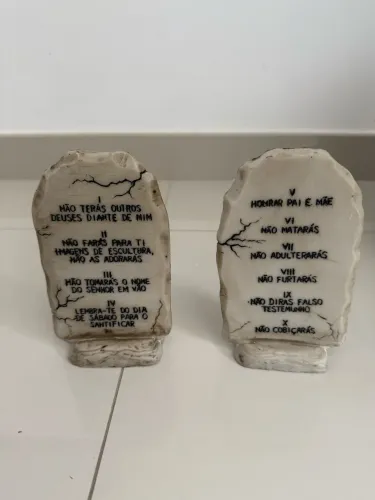 Tábuas dos dez mandamentos em resina
