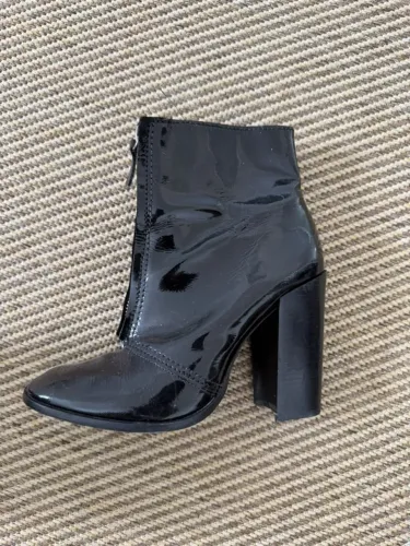 Bota schutz cano medio verniz