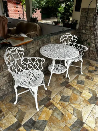 Conjunto de Mesa com 2 Cadeiras em Ferro Fundido Vintage - Branco
