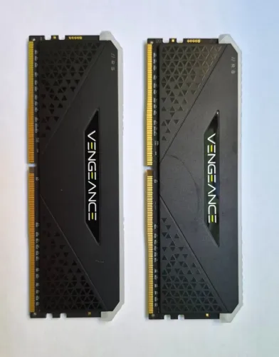 MEMÓRIA CORSAIR VENGEANCE RGB DDR4 - 32GB 3200MHz