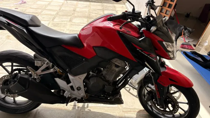 CB300 pouco km rodados/Quitada/pronta pra transferir