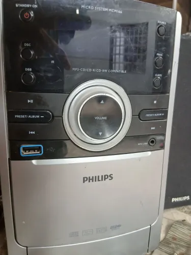 Radio phillips acompanha duas caixa  nessecinta manutencao