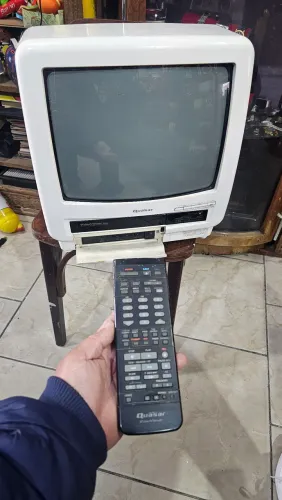 Tv modelo raro com vídeo cassete