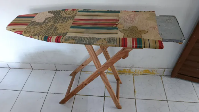 Tábua de Passar Roupa Dobrável em Madeira
