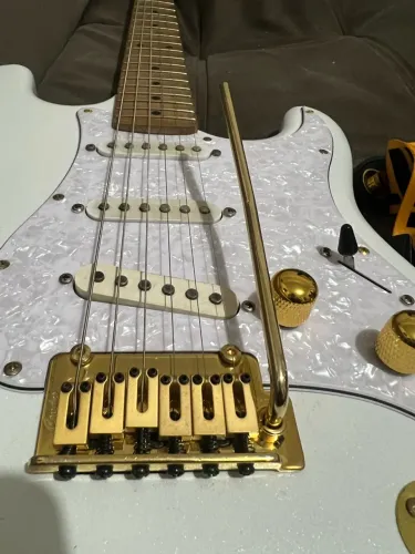 Guitarra stratocaster com upgrades