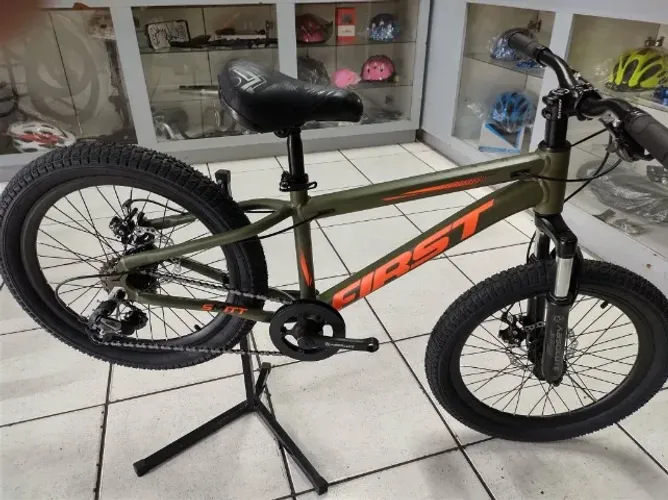 MTB infantil aro 20" alumínio 7V First modelo Smitt nova com suspensão e freios a disco.