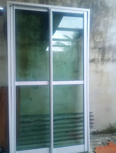 Porta de correr 2.18 x109 alumínio grosso com marcas de uso mas funcionando normalmente 