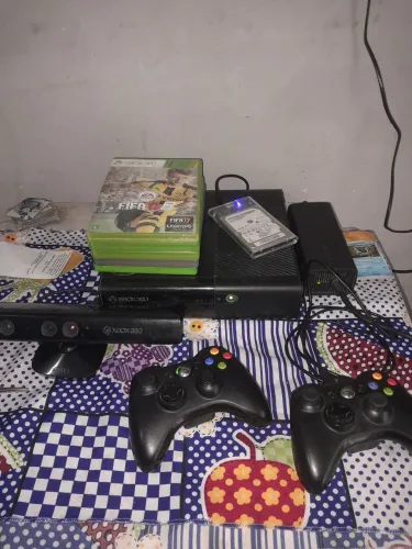 XBOX 360 COMPLETO COM USB COM MAS DE 200 JOGOS NA MEMÓRIA.