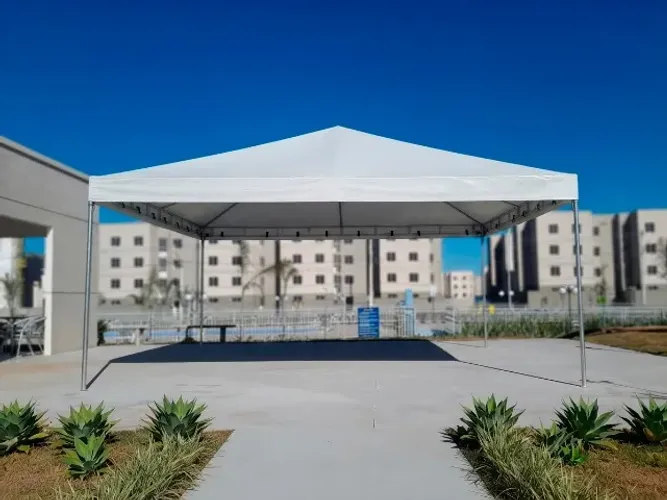 TENDA PIRAMIDAL PROFISSIONAL 8 × 8 M - ESTRUTURA GALVANIZADA E LONA BRANCA REFORÇADA NOVA