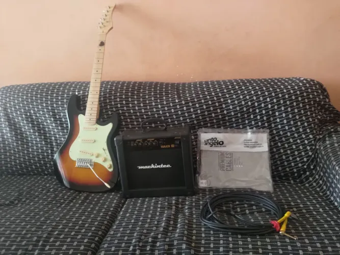 GUITARRA STRINBERG STS-100 MAIS AMPLIFICADOR MACHINTEC 15 VOLTZ E CABO PREMIUM SHOGUN