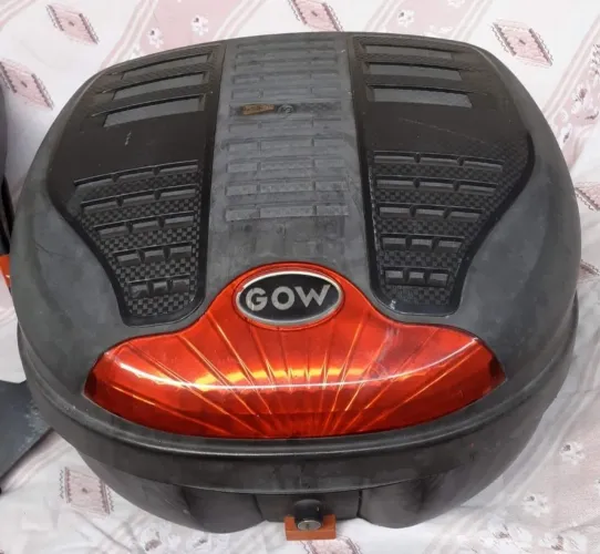 Baú da marca GOW e suporte da marca GIVI para Fazer 250 ano 2018 em diante...