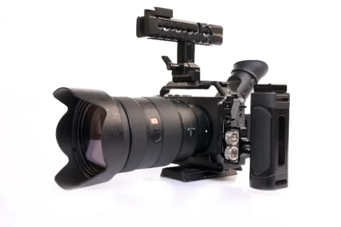 SONY FX2 MAIS LENTE 24.70MM MAIS CAGE E TOP HANDLE