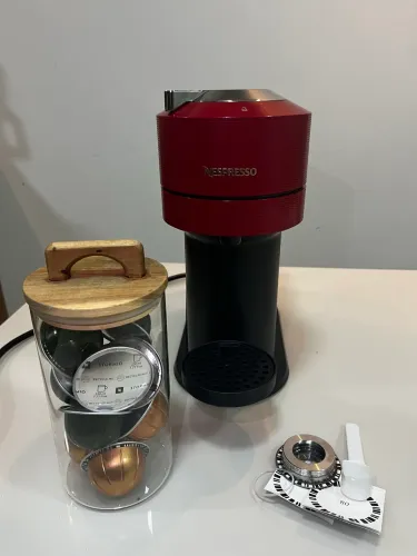 Cafeteira Nespresso Vertuo Next + 11 Cápsulas + Adaptador