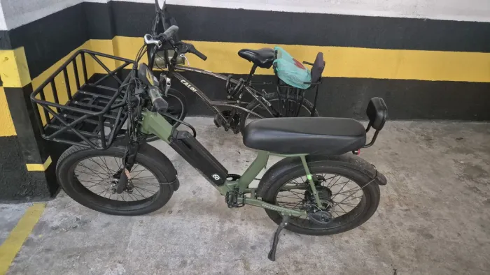 Bike elétrica cruiser plus completa e pouco usada (650km). Bateria com duração de nova